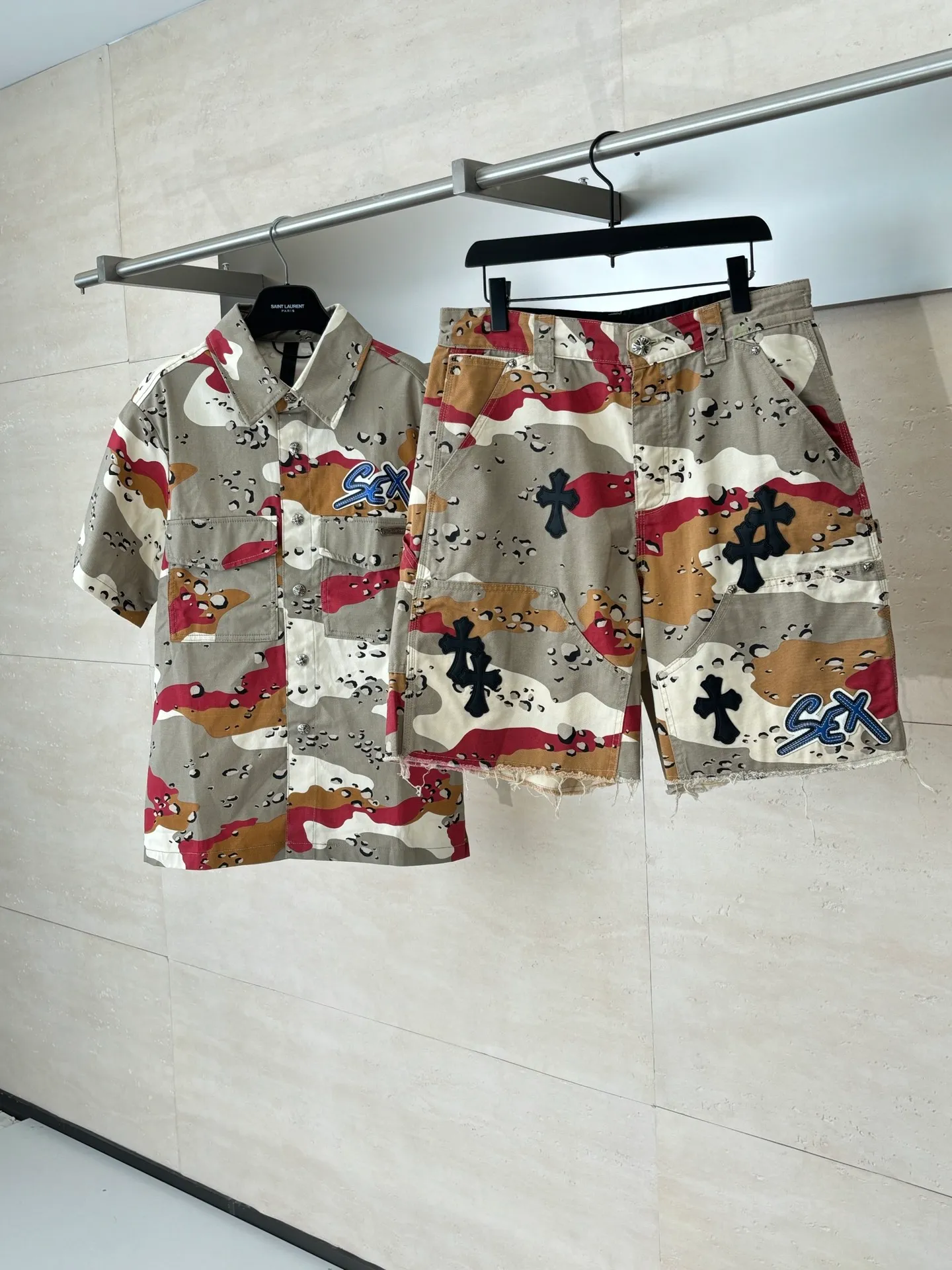 P500 Chrome Heart*/Chrome Heart CH leather camouflage shorts were purchased and developed from a Los Angeles agent for US$2,980. This style is made of custom-made military canvas fabric, restored 1:1 according to the original model, and printed with camouflage patterns. The customization period for the hem sex pattern stamp is 20 days, the minimum order is 1800 pieces, and the color plate is matched. The hardware buckles are all made of electroplated 925 silver material, the weight is perfectly restored, and they are aged and oxidized to black.  Size：S/M/L/XL